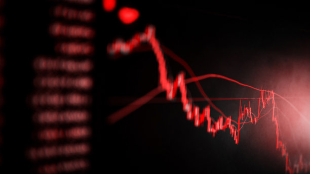 加密交易的红色崩盘市场波动与技术图和指标，红色烛台下跌无阻力，市场恐惧和下跌趋势。Cryptocurrency背景的概念。TradingView图片下载