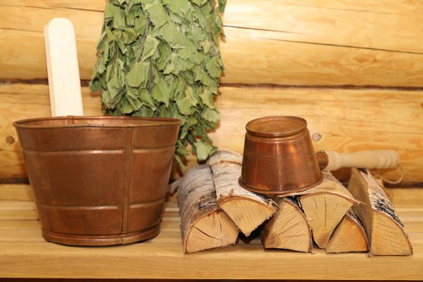 浴室内部的传统桑拿配件和干桦木扫帚。图片下载