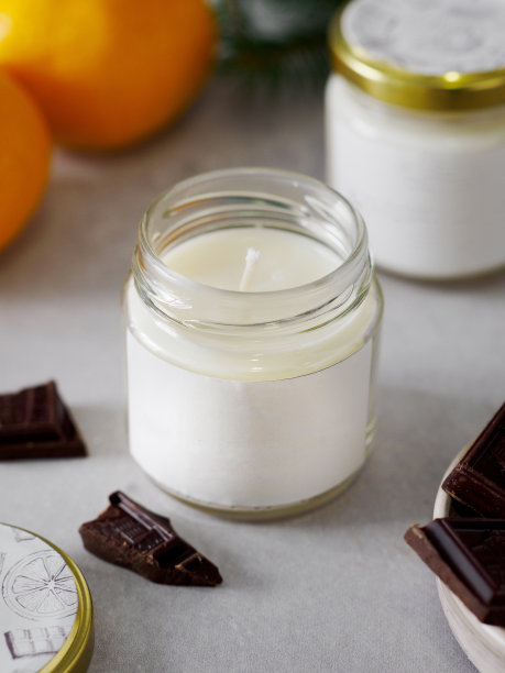 香薰照片与柑橘水果和皮，精油在瓶子和香薰蜡烛。水平方向。图片下载