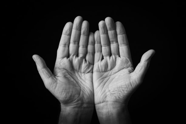 手心在一起的表情符号孤立在黑色背景上图片下载