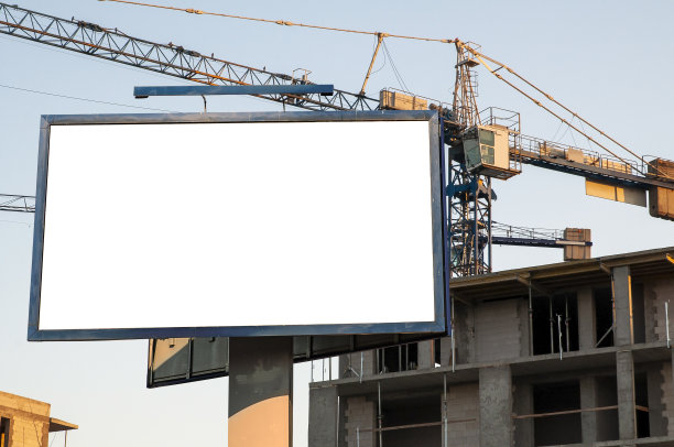 建筑工地前的空白广告牌图片下载