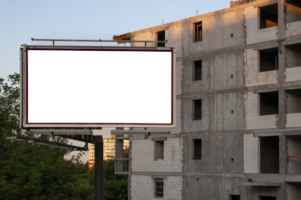 建筑工地前的空白广告牌图片下载