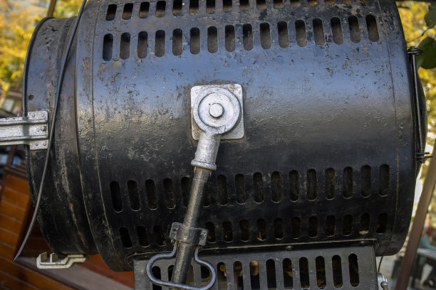 老式照明设备。安装在街道附近的咖啡馆进行装饰。街道的设计。水平的照片。特写镜头。有选择性的重点。图片下载