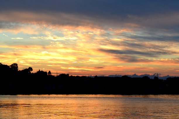 美丽的橙色日落与云彩，自然照片的背景。旅游、度假、度假、放松主题。渐变颜色。天空纹理，抽象自然背景图片下载