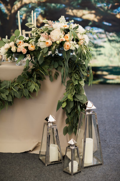 婚礼桌上摆着鲜花和蜡烛图片下载