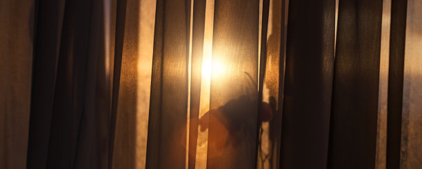 在家里室内悬挂丝质窗帘，阳光透过窗户照射进来图片下载