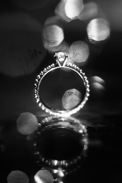 婚戒在反光表面上有亮点图片下载