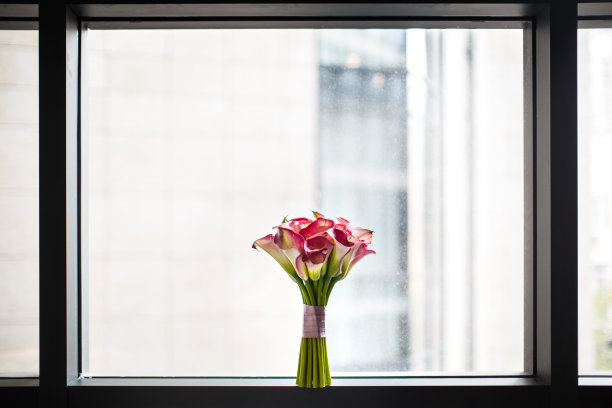 美丽的婚礼花束挂在窗户上图片下载