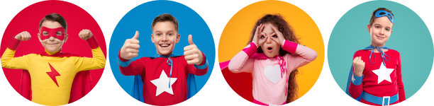 勇敢的超级英雄孩子们在做手势图片下载