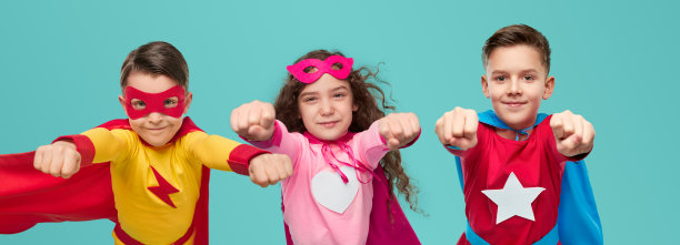 小超级英雄飞向镜头图片下载