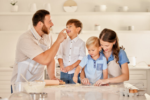 年轻家庭一起烘焙的照片图片下载
