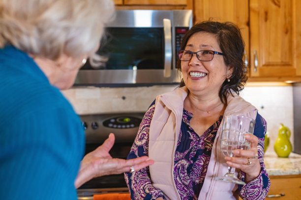 年长白种人和韩国女性朋友在家庭设置花费质量时间在各种活动老年人健康生活照片系列图片下载