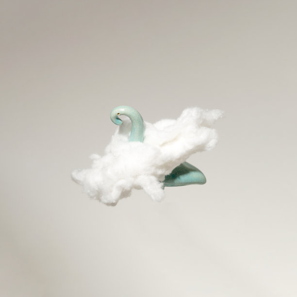 蓝色的火烈鸟和白色的云围绕着他，这是夏天平静的构图。图片下载