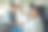 两个多种族的同事在办公室开会图片下载