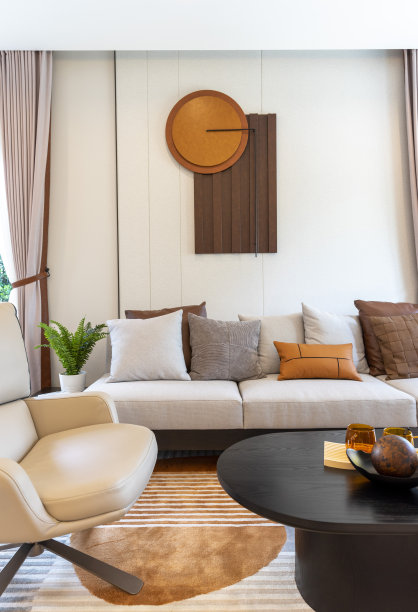 现代客厅内部，棕色皮革枕头和墙上的艺术品。图片下载