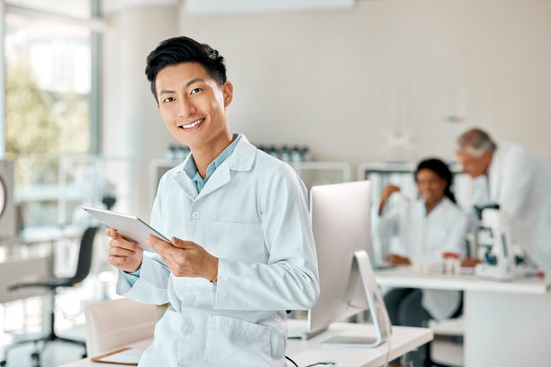 年轻科学家实验室使用平板肖像图片下载
