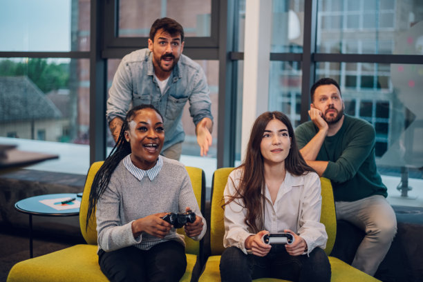 同事在工作休息时间玩电子游戏图片下载