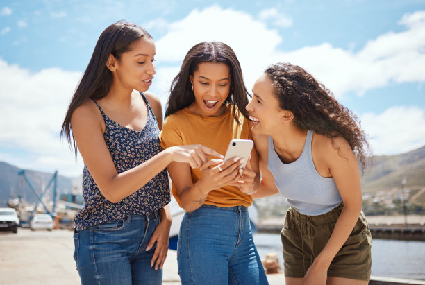 一群女人在户外用手机看东西的照片图片下载