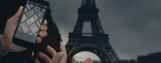 手持智能手机，显示法国巴黎的城市地图图片下载