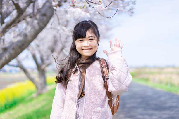 一个乳牙掉了的小学女孩图片下载