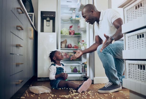 家里不高兴的父亲和女儿图片下载