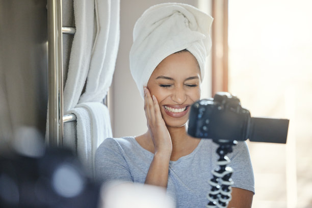 一名年轻女子录下自己在家做准备的画面图片下载