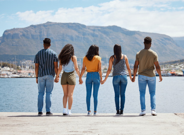 一群朋友牵着手站在码头上的后视镜图片下载