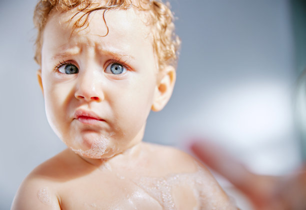 可爱的男婴在家中洗澡图片下载