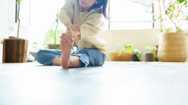 女人在房间里伸展身体图片下载