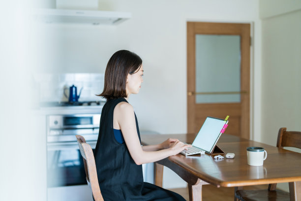 在房间里工作的女人图片下载