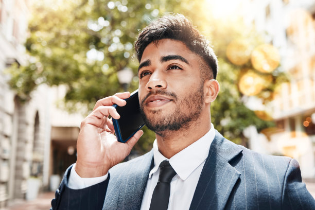 年轻男商人在城市里打电话图片下载
