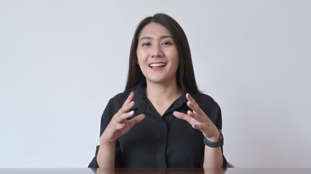 有吸引力的年轻职业女性进行视频会议，在家进行在线远程面试。图片下载