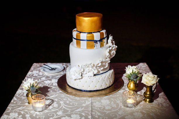 多层白花婚礼蛋糕图片下载