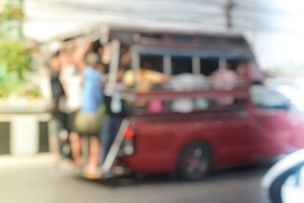 模糊，乘客在公共汽车在泰国图片下载