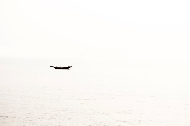 海上的木制渔船图片下载