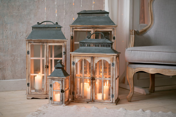 漂亮的烛台和点燃的蜡烛，一张温暖舒适的照片。图片下载