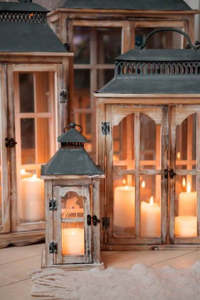 漂亮的烛台和点燃的蜡烛，一张温暖舒适的照片。图片下载