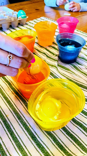 复活节彩蛋的家庭传统着色照片图片下载