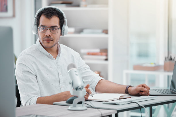 一个年轻人在办公室里做广播图片下载