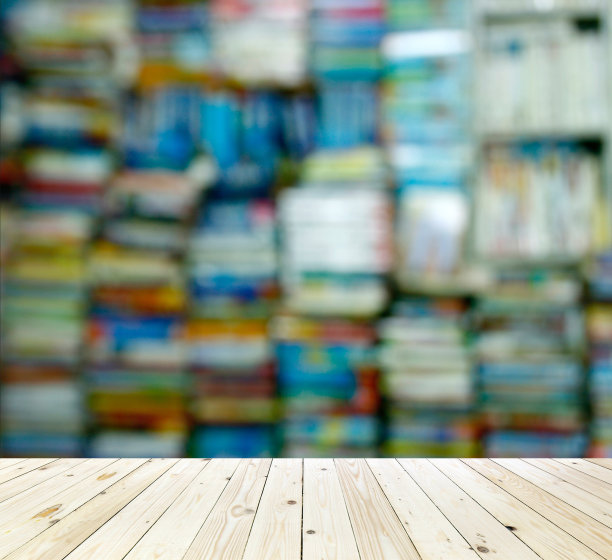 公共图书馆书架上的书被弄得模糊不清。模糊的效果图片下载