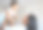这是一位母亲和她的小女儿在家里亲密相处的照片图片下载