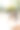 年轻女子坐在公园的长椅上，用着她的智能手机图片下载