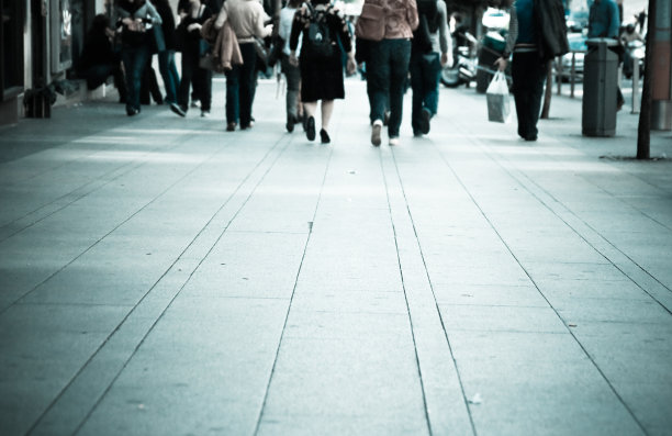 步行在人行道上的上班族图片下载