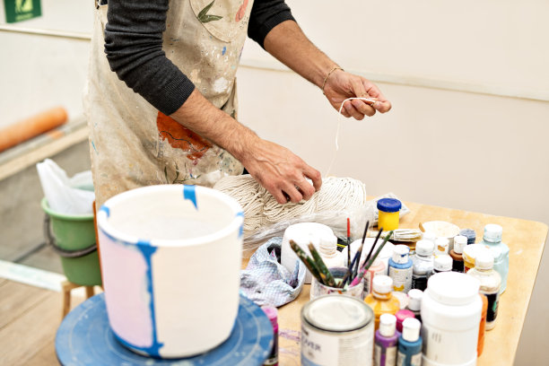 工人在车间的桌子上解开流苏线。图片下载