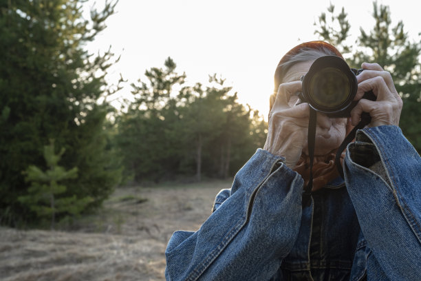 拿着相机的退休老人图片下载