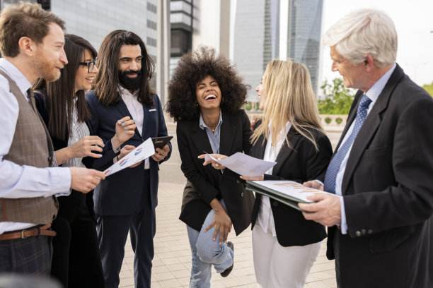 不同种族的同事笑着在日落时分离开工作岗位图片下载