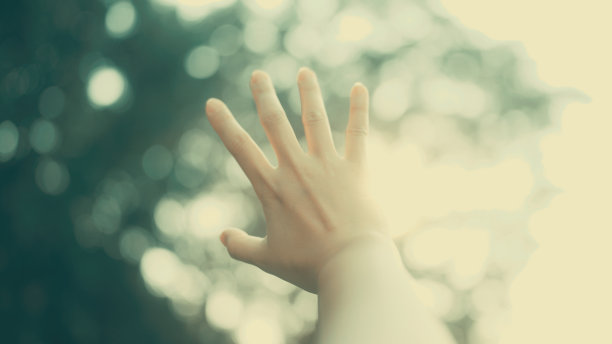 触摸着周围的幸福图片下载