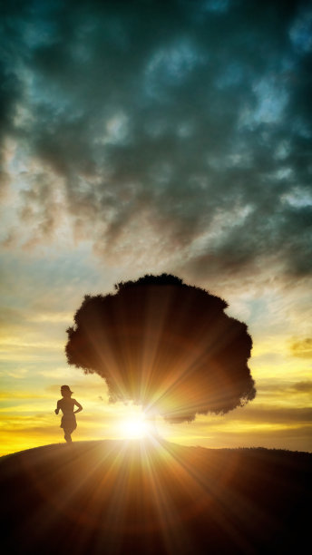 日落时奔跑的女人的剪影。副本的空间。图片下载