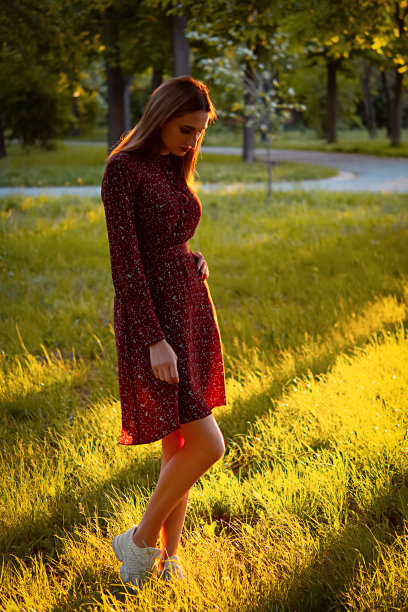 年轻女子享受她的时间在一个公园与夕阳的背景。概念照片简介肖像放松的女人脸闭上眼睛呼吸新鲜的清洁空气户外享受自然图片下载