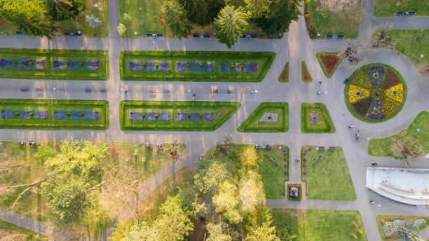 无人机拍摄的城市公园的夜景，有人行道和绿树成荫，塞尔维亚Vrnjacka Banja。图片下载